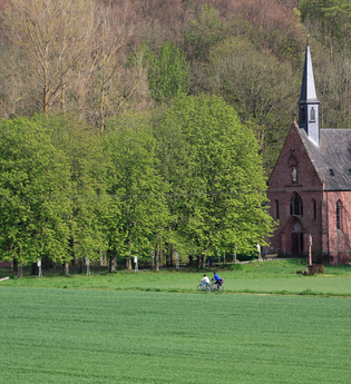 Wallfahrtskirche Liebfrauenbrunn mit Altar von T. Buscher | © Peter Frischmuth/TLT