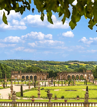 Blick in den Schlosspark Weikersheim. Im Hintergrund ist die Orangerie zu sehen.