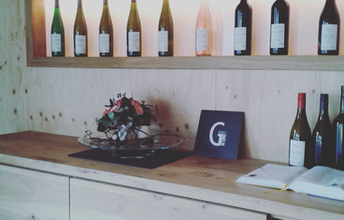 Verkaufstheke mit Wein | © Weingut Gmelin