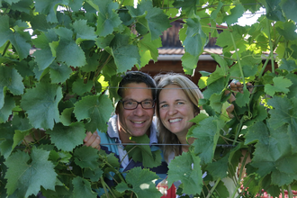 Freundliche Begrüßung der Familie Haeussermann mit Blick durch die Reben | © Weingut Haeussermann