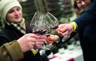 anstoßende Weingläser