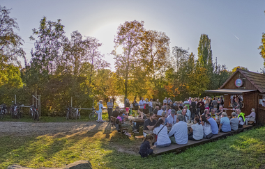 Weinausschank am Mönchsbergsee bei gutem Wetter | Brackenheim | HeilbronnerLand | © Weinkultur am Mönchsbergsee
