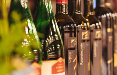 Aufreihung von Weinflaschen in der Weinkostbar | Brackenheim | © Neckar-Zaber-Tourismus e.V.