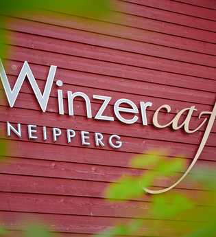 Schriftzug "Winzercafé Neipperg" an Außenfassade des Gebäudes | © Neckar-Zaber-Tourismus