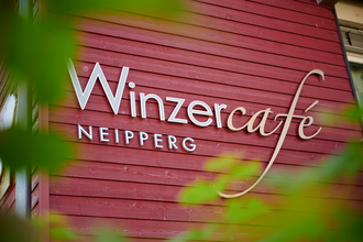 Schriftzug "Winzercafé Neipperg" an Außenfassade des Gebäudes | © Neckar-Zaber-Tourismus
