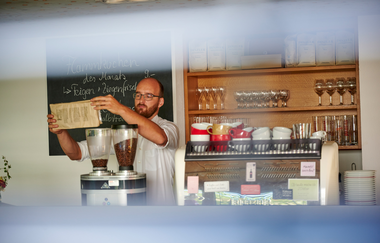Theke und Kaffeemaschine des Winzercafés Neipperg | Weinsüden Weinort Brackenheim | HeilbronnerLand | © Neckar-Zaber-Tourismus