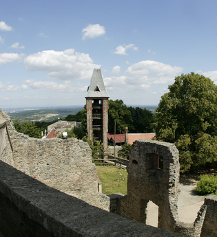 Alte Burgmauern und ein Turm, von beidem kann man in die Weite sehen. | © Ludwig Maerz