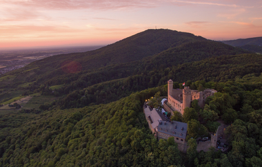 Ein Schloss und Berge in rotem Abendlicht | © Thomas Jeckel