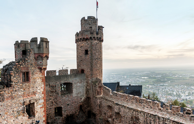 Blick von den Burgmauern auf die Stadt. | © Petra Arnold
