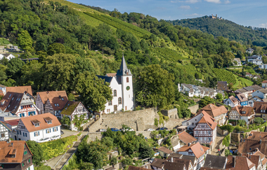 Blick auf eine Ortschaft mit Fackwerkhäusern und einer Kirche | © Thomas Fischer