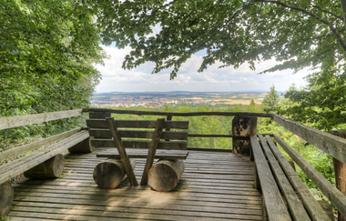 Kraichgaublick Eppingen, Holz-Aussichtsplattform mit Sitzmöglichkeiten | © Land der 1000 Hügel - Kraichgau-Stromberg