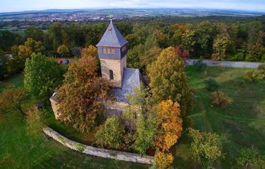 Luftbild, Blick auf die Ottilienbergkapelle umgeben von Wald, Eppingen | © Land der 1000 Hügel - Kraichgau-Stromberg