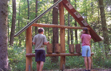 Eppinger Waldfühlpfad - Kinder bei Mitmachstation | © Land der 1000 Hügel - Kraichgau-Stromberg