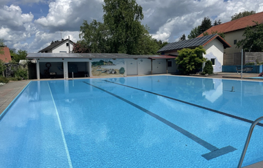 Blick auf das Becken des Freischwimmbades in Buch. | © Gemeinde Ahorn