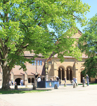 Kloster Maulbronn Blick auf die Westfassade mit Brunnen | © Stadt Maulbronn