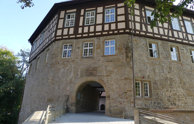 Eingangsbereich des historischen Wasserschlosses Sachsenheim mit Fachwerk und Sandstein. | © Stadt Sachsenheim