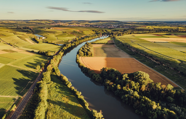 Panoramablick auf eine Landschaft mit Weinbergen und einem Fluss. | © Touristikgemeinschaft HeilbronnerLand