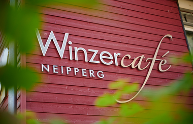 Schriftzug "Winzercafé Neipperg" an Außenfassade des Gebäudes | © Neckar-Zaber-Tourismus