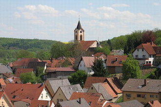 Blick auf  Reihen mit Kirche | © Stadt Sinsheim