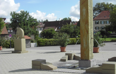 Sandsteinskulpturen auf dem Rathausvorplatz in Mühlbach | © Stadt Eppingen