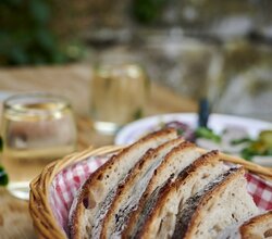 Brotkorb mit mehreren Scheiben Brot | © Christian Ernst