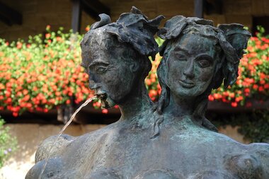 Weinbrunnen in Güglingen mit zwei Frauenköpfen als Kunstelement | © Stadt Güglingen