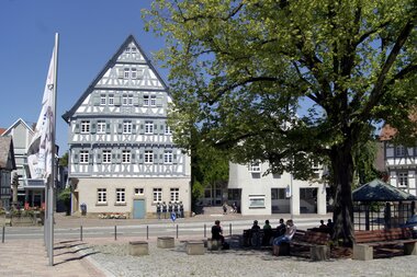 Das Rathaus mit dem Marktplatz in Güglingen | © Roland Baumann