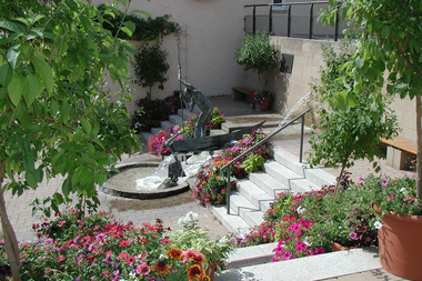 Kirchplatz mit verschiedenen Blumen und dem Glockenstupferbrunnen | © Neckar-Zaber-Tourismus e.V.