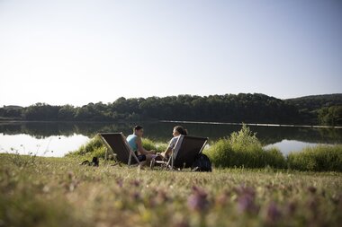 Zwei Wanderer pausieren auf Liegestühlen an der Ehmetklinge | © Kraichgau-Stromberg Tourismus e.V. | Ulrike Klumpp