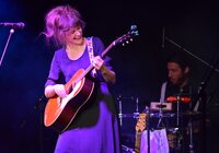 Frau mit einer Gitarre, die auf der Bühne musiziert | © Neckar-Zaber-Tourismus | Claudia Fy