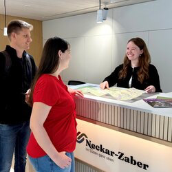 Beratung eines Paares in der Tourist-Information von einer Mitarbeiterin | © Neckar-Zaber-Tourimus e.V.
