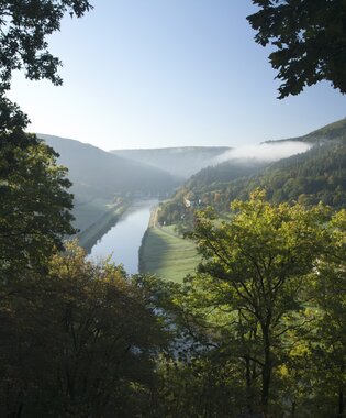 Blick über das Neckartal mit grün bewaldeten Hängen, dem ruhig fließenden Neckar | © © Landratsamt Rhein-neckar-Kreis, Foto Dorothea Burkhardt