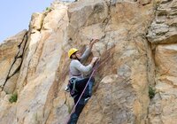 Sportkletterer mit Helm und Kletterausrüstung an einer steilen Felswand im Steinbruch in Schriesheim | © Kreisarchiv Rhein-Neckar-Kreis