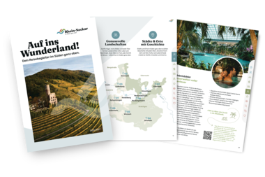Titelseite eines Reiseführers mit dem Titel 'Auf ins Wunderland' und einem Foto von Weinbergen mit einer Burgruine sowie zwei Innenseiten mit einer Landkarte der Rhein-Neckar-Region und Informationen zu Erlebnisbädern | © Landratsamt Rhein-Neckar-Kreis